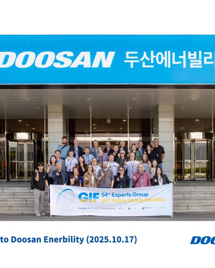 Group photo in front of Doosan Energibility sign